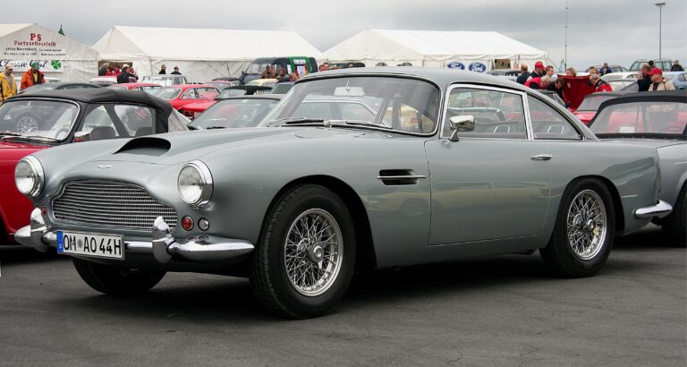 Aston Martin DB4