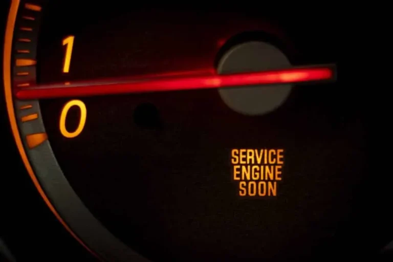 Jakie są przyczyny zapalenia kontrolki serwisowej?