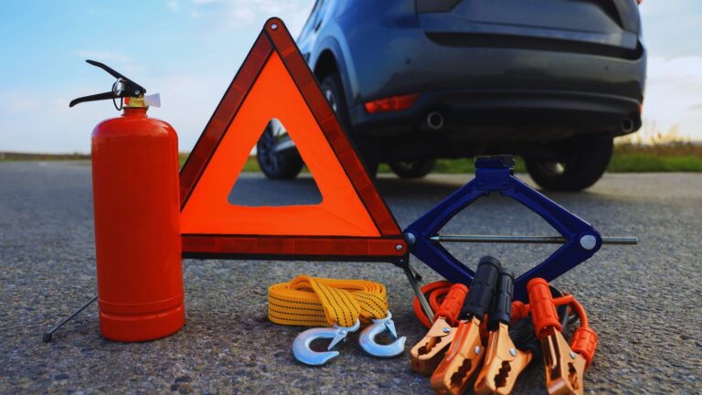 obowiązkowe wyposażenie samochodu