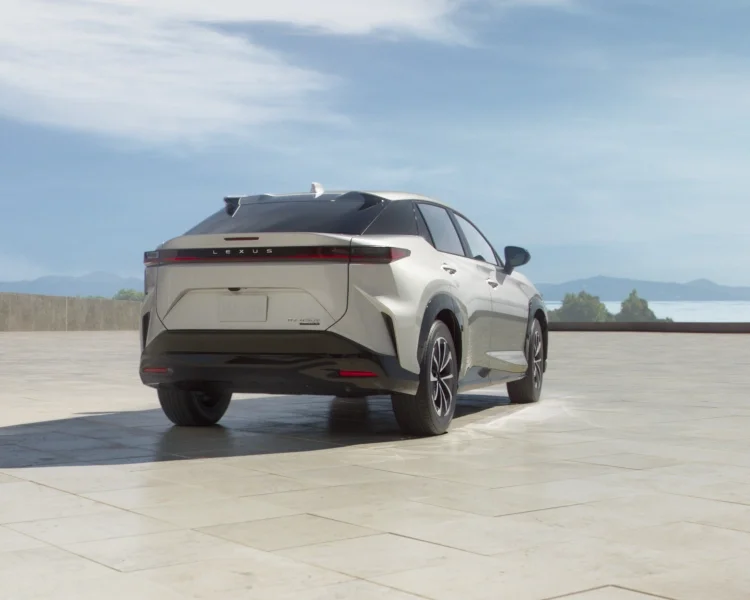 Wybrany obrazek dla artykułu: Elektryczne SUV-y 2025: Najlepsze modele, koszty ładowania i realny zasięg