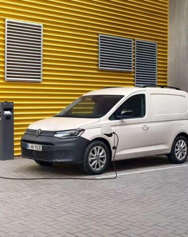 Wybrany obrazek dla artykułu: Samochody dostawcze na prąd 2025: Czy elektryczne vany mają sens dla firm?